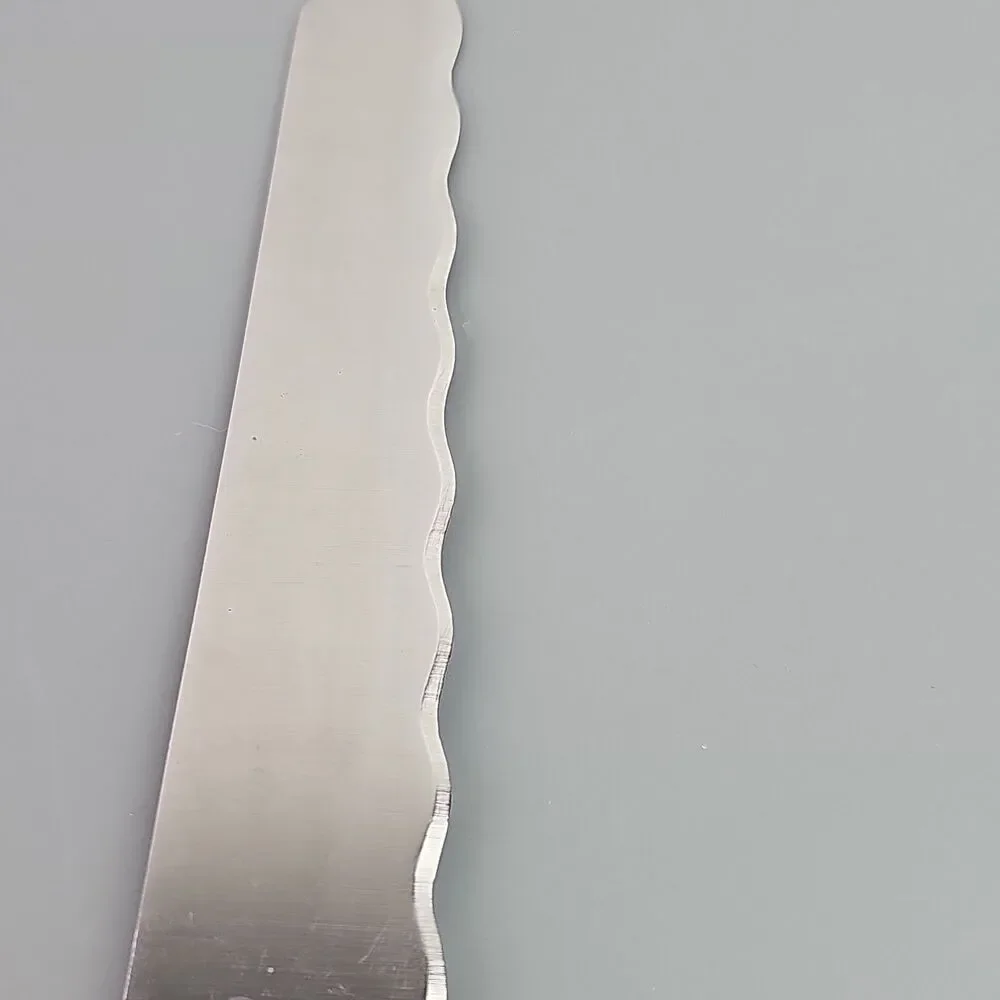 Vintage EVERBRITE Stain Free 13 inch Scalloped Edge Solid Metal Breads Cakes